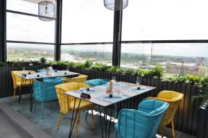 Restoran või mõni muu söögikoht majutusasutuses Emerald Hotel