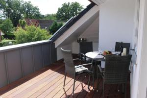 un patio con mesa y sillas en una terraza en Ferienwohnung-Familie-Baasch en Embsen