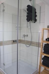 eine Dusche mit einer Glasduschkabine und schwarzen Handtüchern in der Unterkunft Ferienwohnung Familie Baasch in Embsen