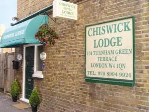 a sign on the side of a brick building at Chiswick Lodge Hotel in London