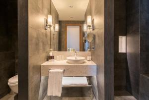 Koupelna v ubytování Golden Tulip Istanbul Bayrampasa