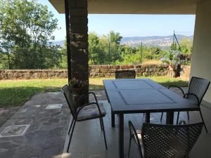 einen Tisch und Stühle auf einer Terrasse mit Aussicht in der Unterkunft La casa di nonna Bruna in Muggia