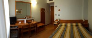 A bed or beds in a room at Hotel Ariston