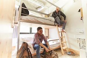 Palanda nebo palandy na pokoji v ubytování Wise Owl Hostels Shibuya