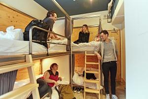 Palanda nebo palandy na pokoji v ubytování Wise Owl Hostels Shibuya