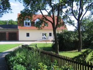 a white house with a red roof at Ferienwohnungen Lindleshof in Leinach