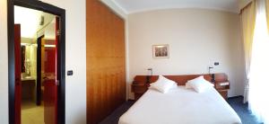 A bed or beds in a room at Hotel Ariston
