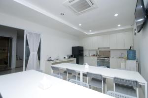 Virtuvė arba virtuvėlė apgyvendinimo įstaigoje Mk House Scbd