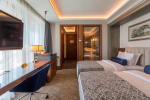 Postel nebo postele na pokoji v ubytování Golden Tulip Istanbul Bayrampasa