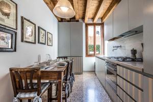 A kitchen or kitchenette at Casa Contarini