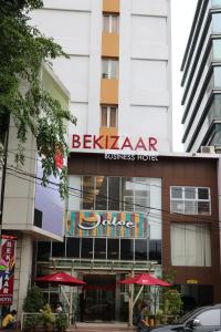 un bâtiment avec un panneau indiquant beijingarma Business house dans l'établissement Bekizaar Hotel Surabaya, à Surabaya