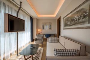 TV a/nebo společenská místnost v ubytování Golden Tulip Istanbul Bayrampasa