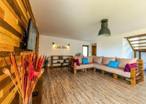 ein Wohnzimmer mit einem Sofa und einem TV in der Unterkunft Casa D'OR in Dorna-Arini