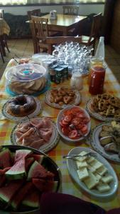 una mesa con muchos platos de comida. en Agriturismo Ghiritina en Francavilla di Sicilia