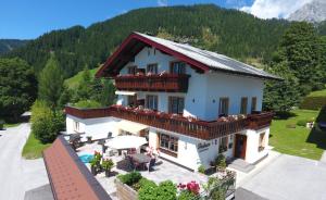 una vista aérea de una casa con balcón en Appartement Hubner, en Ramsau am Dachstein