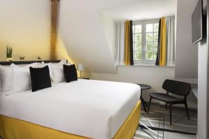 A bed or beds in a room at Boutique Hotel Des XV