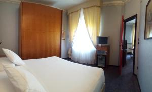 A bed or beds in a room at Hotel Ariston