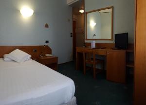 A television and/or entertainment centre at Hotel Ariston