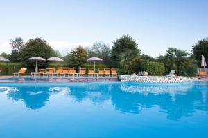 Bazén v ubytování Hotel Bella Lazise nebo v jeho okolí