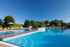 Bazén v ubytování Hotel Bella Lazise nebo v jeho okolí