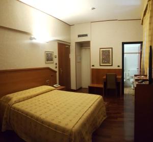 Postel nebo postele na pokoji v ubytování Hotel Ariston + 37 fotografií