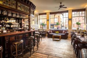 eine Bar mit Sofa, Tischen und Stühlen in der Unterkunft The Christopher Hotel, Eton in Windsor