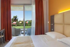 Postel nebo postele na pokoji v ubytování Hotel Bella Lazise