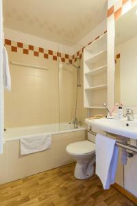 瓦托倫斯的住宿－Résidence Les Temples du Soleil，浴室配有卫生间、盥洗盆和浴缸。