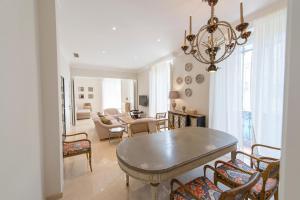 un soggiorno con tavolo e sedie di Apartamento Living By Cathedral a Siviglia