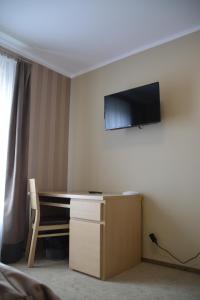 a room with a desk and a television on a wall at EMEF Centrum Szkoleniowo-Serwisowe in Sokółka