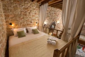 een slaapkamer met een bed in een bakstenen muur bij Rodia House in Lardos