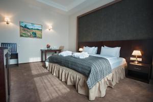 Postel nebo postele na pokoji v ubytování Tsunami Spa Hotel