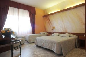Ένα ή περισσότερα κρεβάτια σε δωμάτιο στο Hotel Excelsior