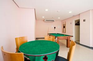 a room with a ping pong table and ping pong ball at Travel Inn Flats Santo André in Santo André