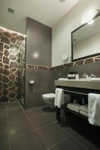Koupelna v ubytování Tsunami Spa Hotel
