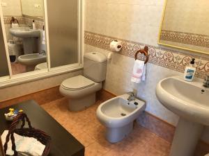 Ένα μπάνιο στο Apartamentos Las Fuentes +38 φωτογραφίες