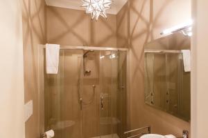 een badkamer met een douche en een glazen deur bij Palazzo Fracastoro in Verona