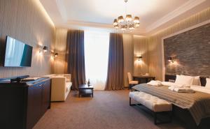 Postel nebo postele na pokoji v ubytování Tsunami Spa Hotel
