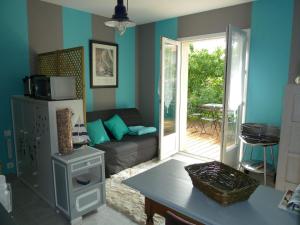a living room with a couch and a table at Guzzo in Châtelaillon-Plage