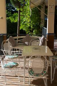 une table et des chaises assises sur une terrasse dans l'établissement Finca El Molino, à Ajofrín