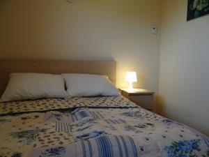 Un pat sau paturi într-o cameră la Sentymentalne Kościelisko Apartament & SPA