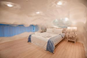Säng eller sängar i ett rum på Tsunami Spa Hotel