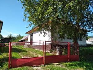 una puerta roja delante de una casa en Turistická ubytovňa Chalupa Runina 8, en Runina