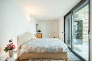 una camera con letto e tavolo in vetro di Parco San Andrea Elegante a Menaggio