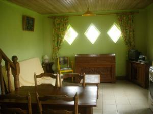 サン・ポル・ド・レオンにあるmaison kerivarch Gの緑の壁のリビングルーム(テーブル、椅子付)