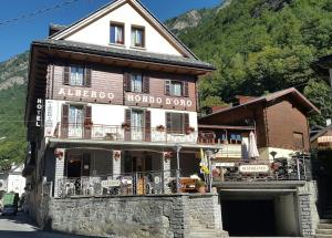 Nespecifikovaný výhled na hory nebo výhled na hory při pohledu z hotelu