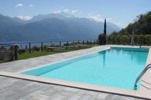 una piscina con vista sulle montagne di Parco San Andrea Elegante a Menaggio