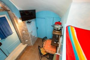 ローマにあるIn the heart of Trastevereの青い壁の小さなお部屋で、コンロが備わります。