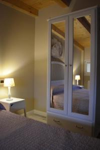 a bedroom with a large mirrored cabinet with a bed at B&B Domus Palmi in Palmi