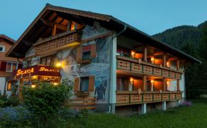 un grand bâtiment avec un panneau devant lui dans l'établissement Apart Solaria - Wohnungen in Au-Schoppernau, à Au im Bregenzerwald